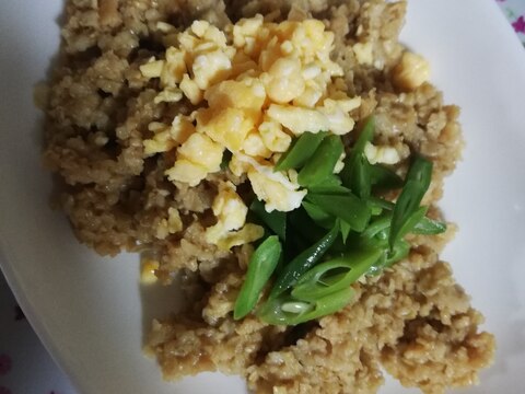 鶏そぼろとオートミール炒めの2色丼